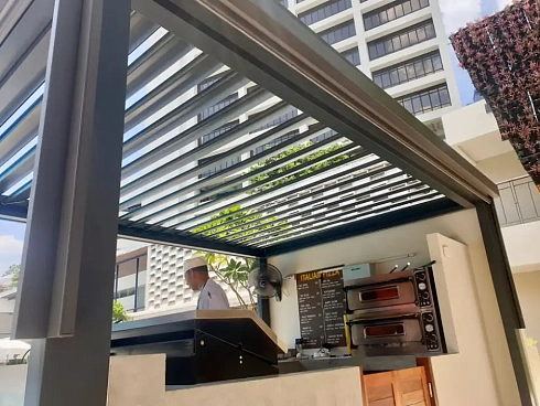 Санбрейкер над кухней летнего кафе
